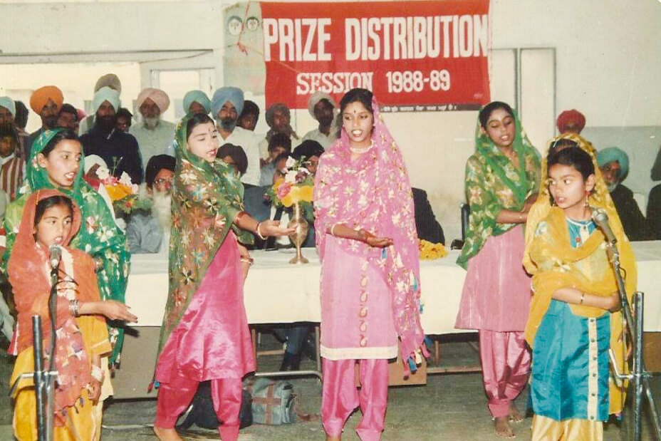 Pushpinder girls dance in Punjab at Guru Nanak Mission Public School