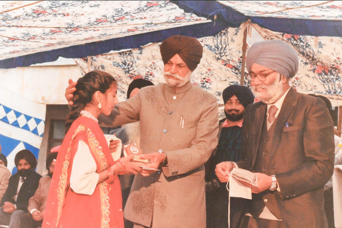 Pushpinder receiving award in Punjab