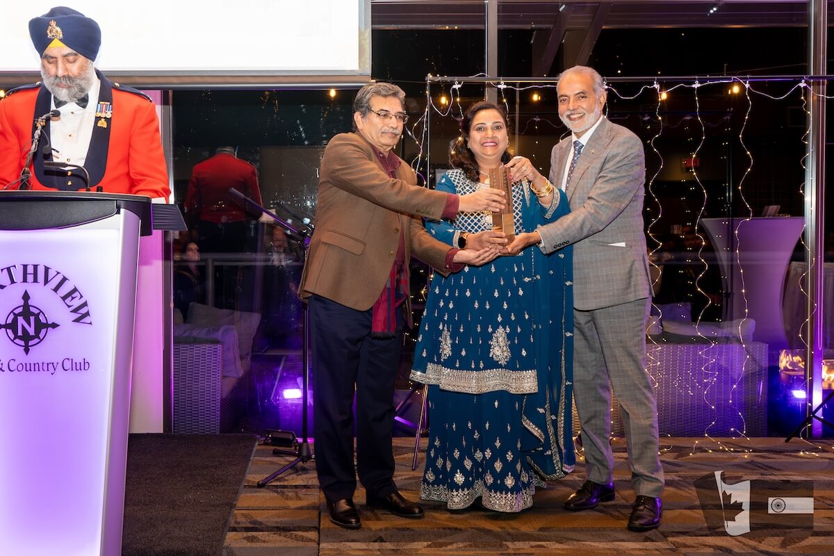 2023 Dhahan Prize winner Deepti Babuta receiving trophy on stage